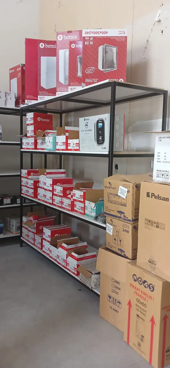 Pano, EV şarj ünitesi ve aydınlatma ürünleri rafı