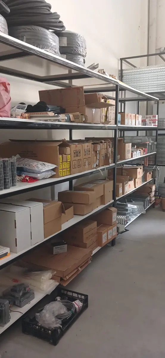 Elektrik tesisat malzemeleri rafları